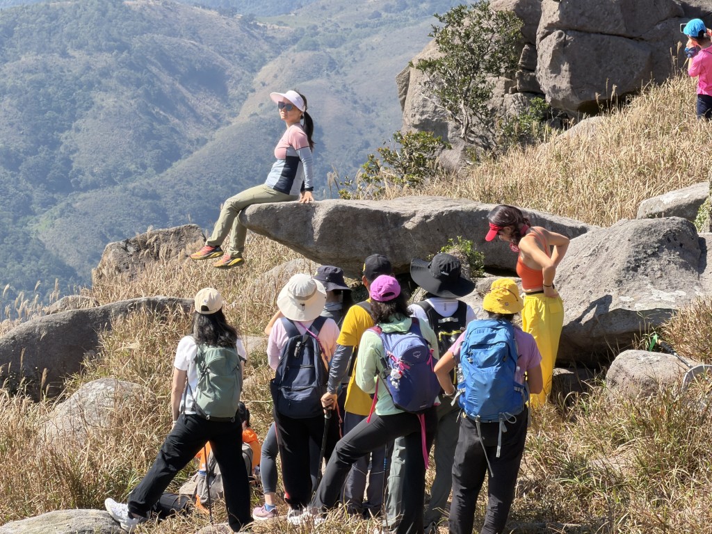 跳板石有30至40人排隊拍照留念。 跳板石有30至40人排隊拍照留念。