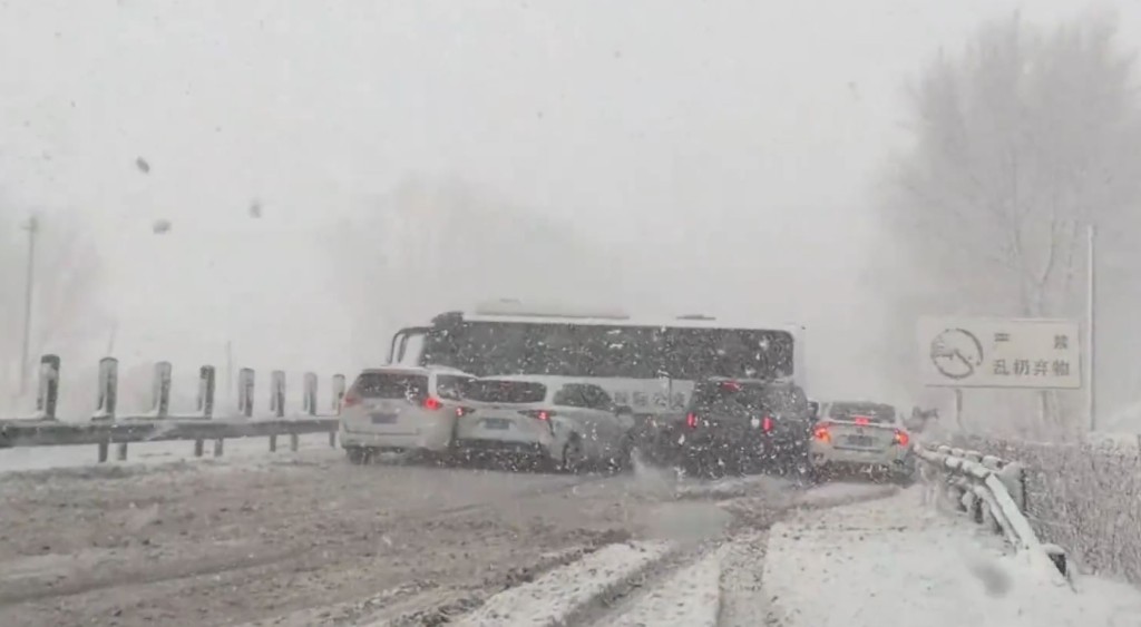 吉林珲乌高速松原至长春段的发生串烧式车祸。微博
