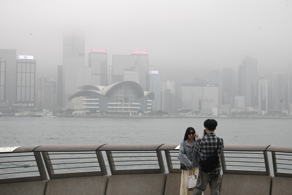 本港天氣非常大霧。陳浩元攝