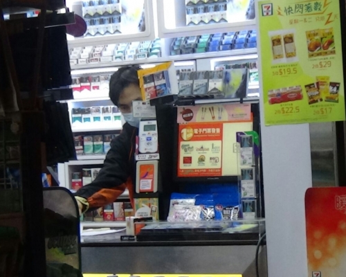 戴上口罩及帽男子,今晨5時單獨行動,用鎅刀指嚇職員。蔡楚輝攝