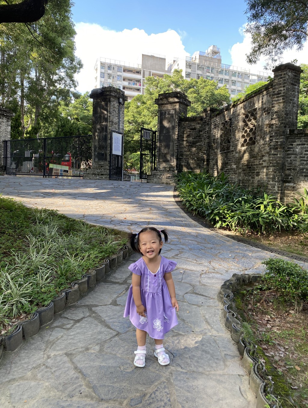 公園以修復的前九龍寨城衙門為中心， 重現昔日寨城風貌。（圖片來源：《親子王》）