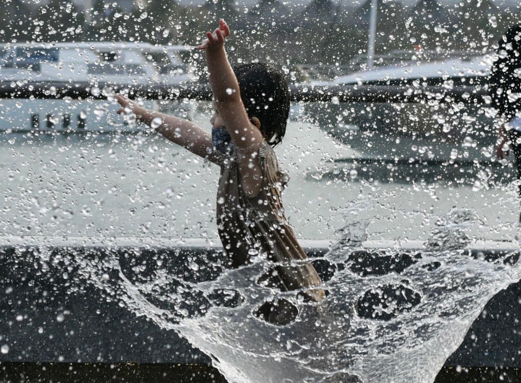 有不少小朋友到場嬉水。蘇正謙攝