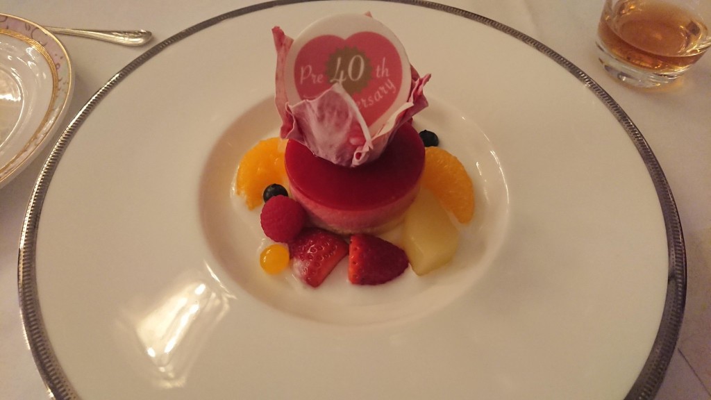去年晚餐騷上的甜品有預祝入行40周年牌仔。