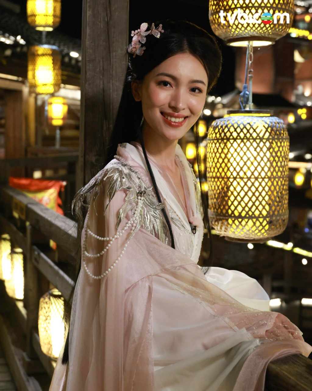 11號顏懿菲換上傳統服飾,化身氣質仙女打卡留念。 11號顏懿菲換上傳統服飾,化身氣質仙女打卡留念。