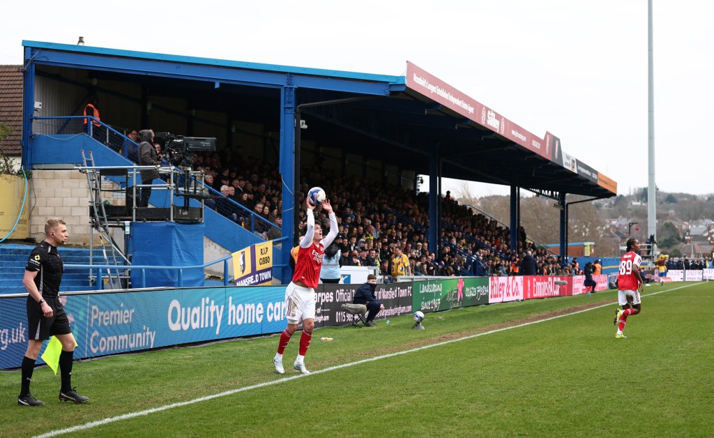 国际足协严打慢开界外球的行为。路透社