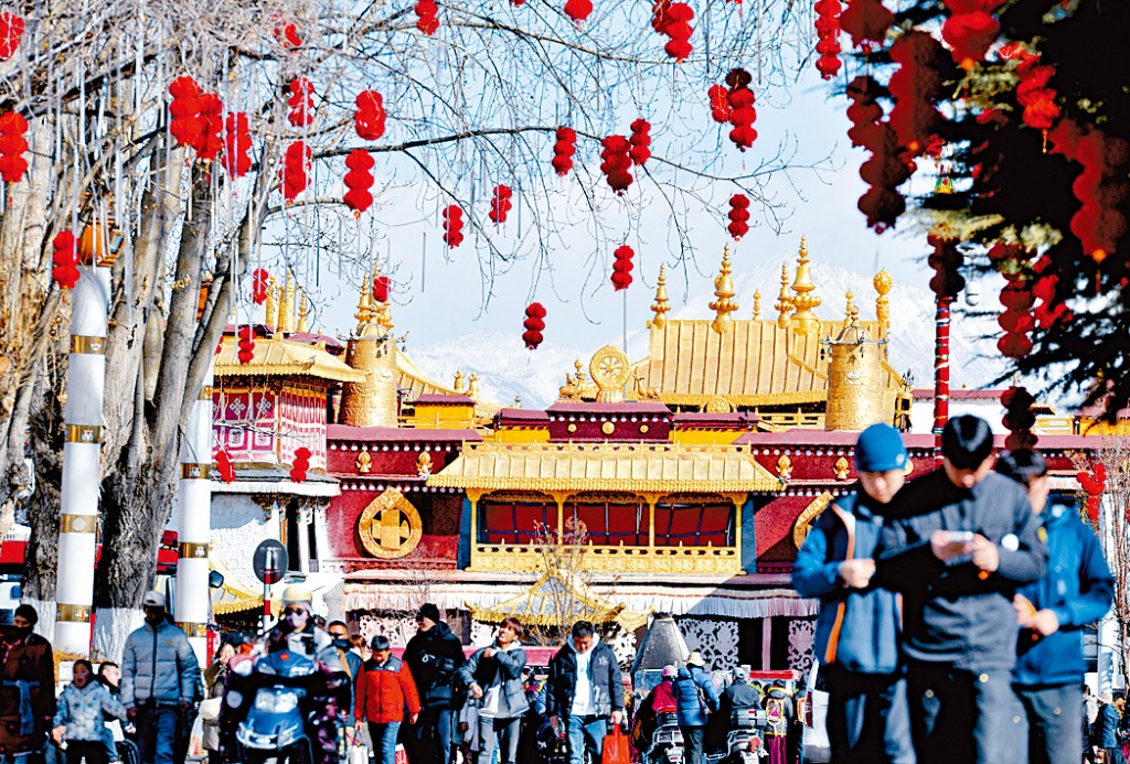 正迎接新年的西藏拉萨大昭寺。