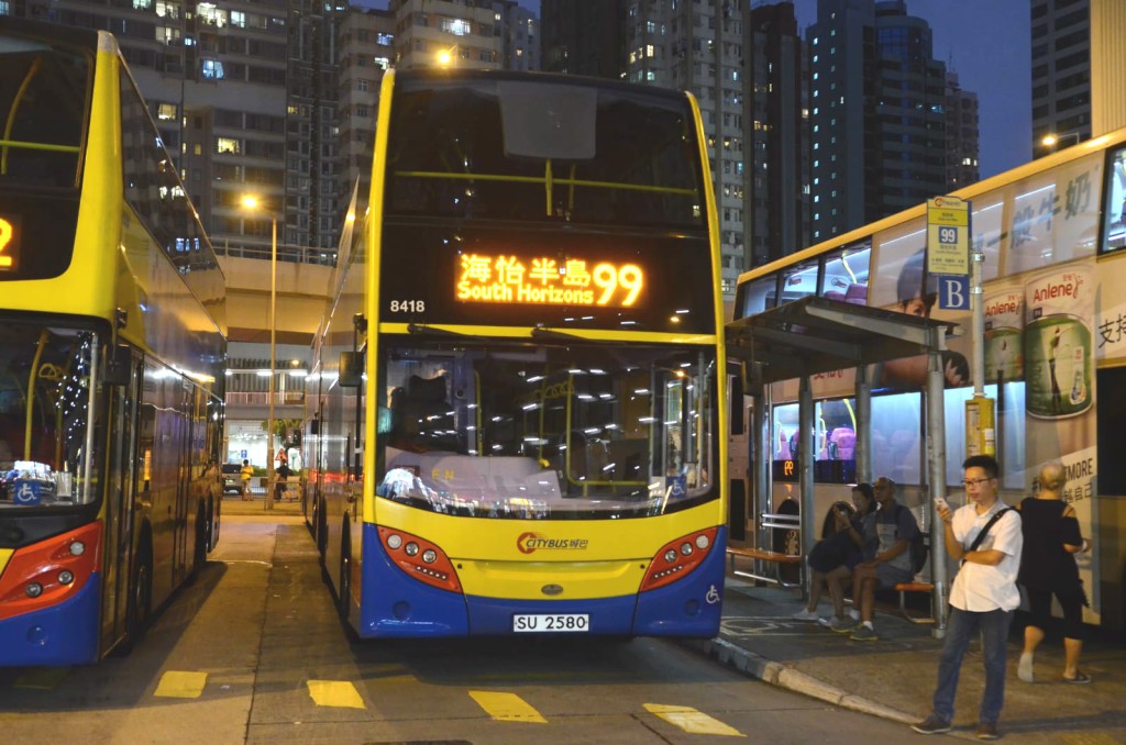 一輛99號路綫城巴懷疑座位被插針。