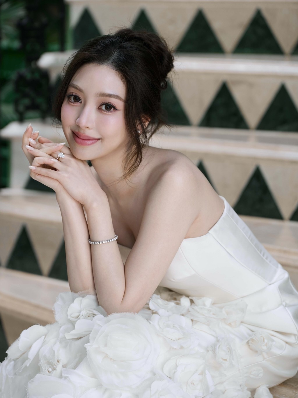 潘藝桐揀選露肩款式婚紗。