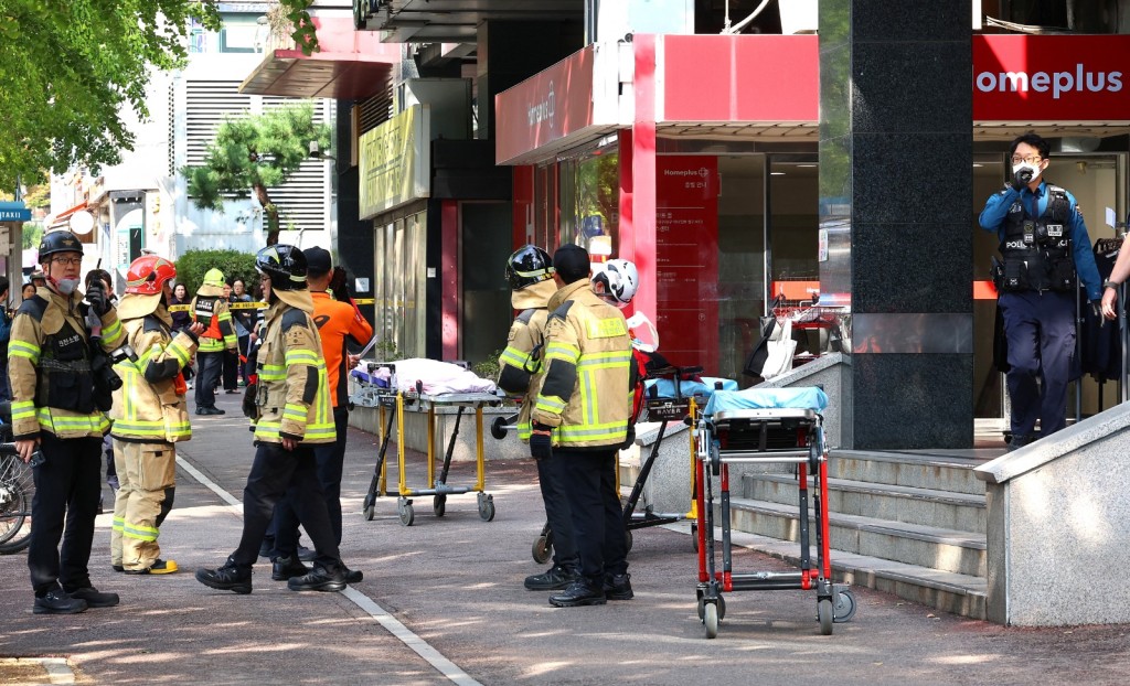 南韩仁川Homeplus狂徒伤6至8人。 法新社