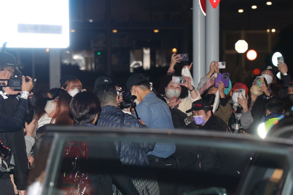Rain见到大批fans守候，亲民走到fans身边跟各人握手，更跟fans自拍。