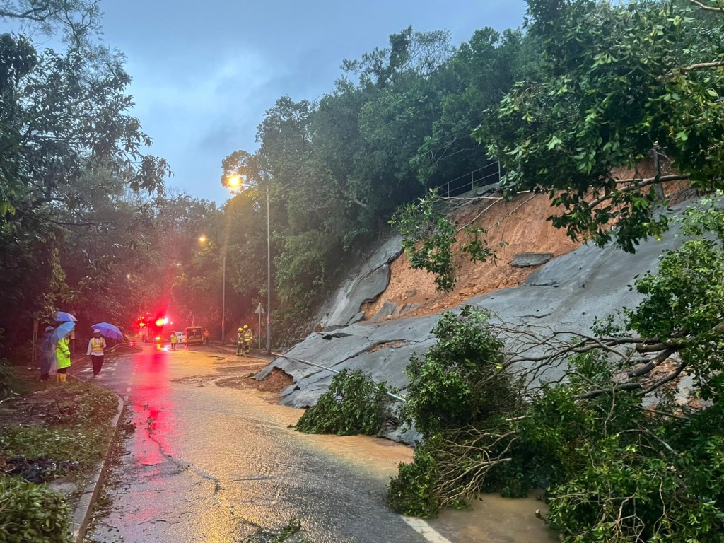 新娘潭路近涌背營地發生山泥傾瀉。FB：土力場