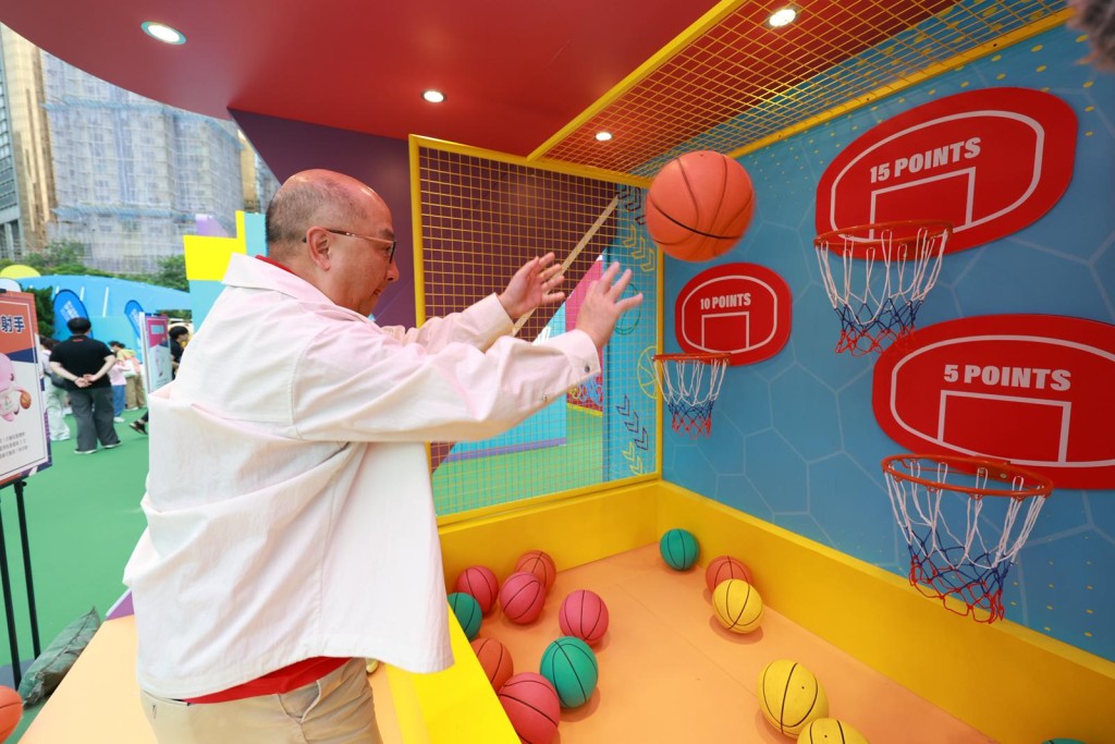 譚志源亦到維園的十五運會沙灘排球比賽村,參觀馬會展區及場內不同互動攤位。 譚志源亦到維園的十五運會沙灘排球比賽村,參觀馬會展區及場內不同互動攤位。