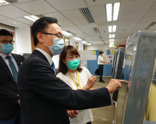 聶德權今午到訪稅務局和勞工處。政府新聞處