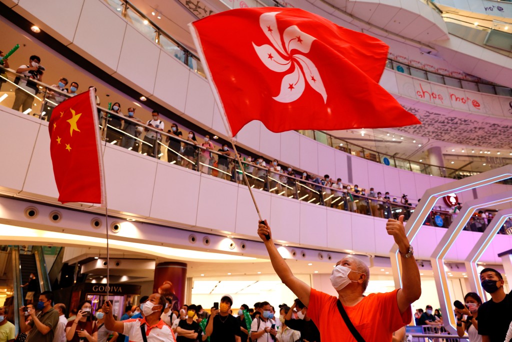 市民在香港觀戰支持。 Reuters