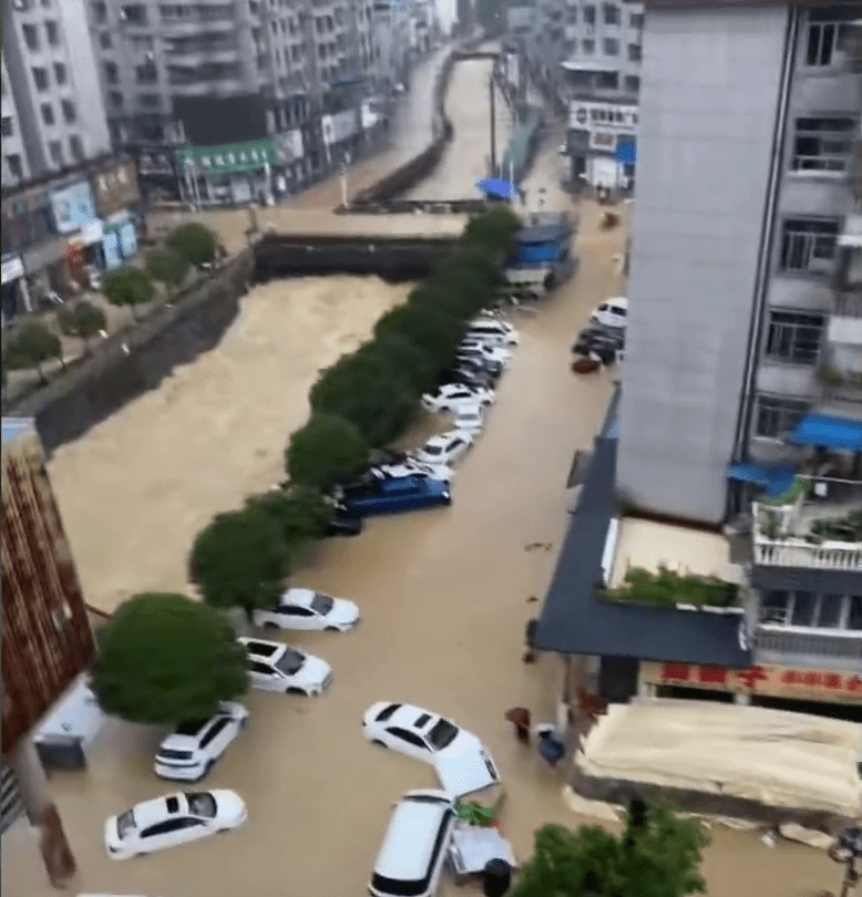 湖北咸豐暴雨，多輛車被洪水沖走。
