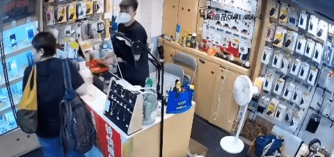梁男當時在收銀櫃枱招呼一名女顧客。網上片段截圖