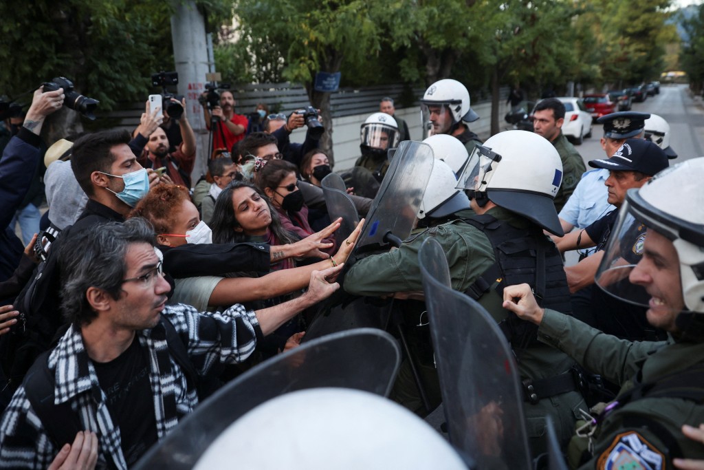 在希臘雅典的伊朗大使館外，也有大批民眾示威。路透