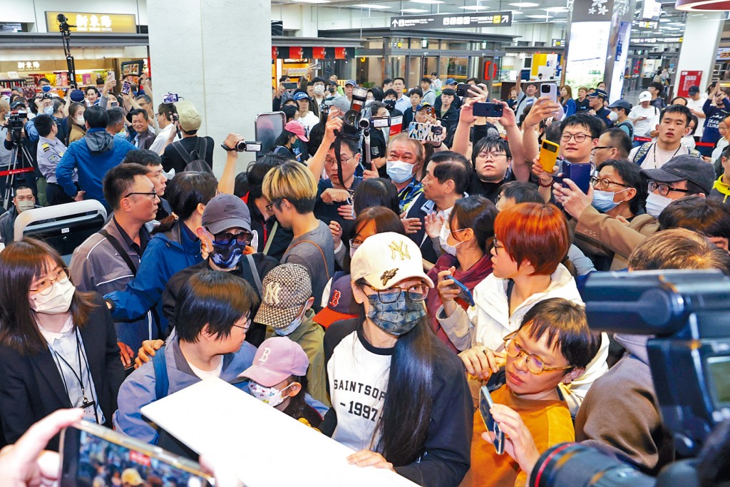 劉振亞（前中白帽者）搭機離開台灣。