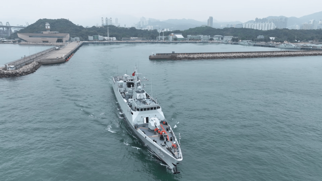 海军宿迁舰等5艘舰艇驶离军港，前往香港某海域进行编队航行、综合攻防等实战化课目训练。