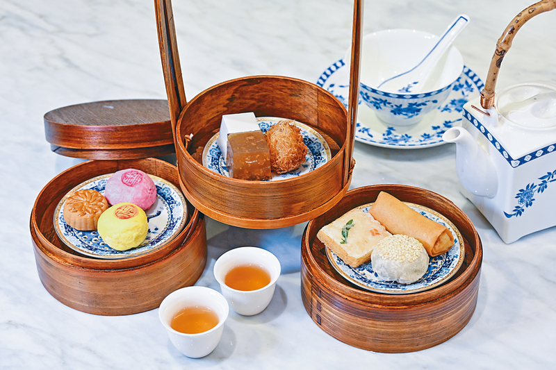 下午茶
融合英式下午茶的风味，共有九款不同口味的咸甜糕点，包括虾多士、棋子饼及豆沙芋枣等，精致巧手。