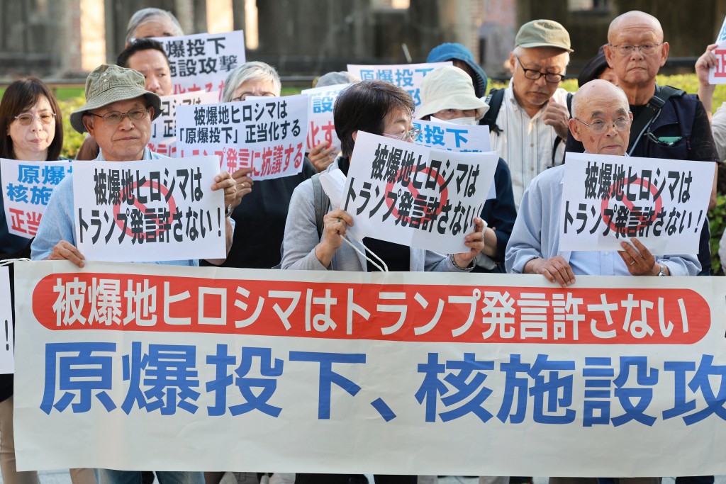 原爆受害人組團抗議特朗普的言論。法新社 原爆受害人組團抗議特朗普的言論。法新社