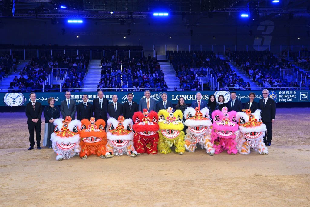 出席浪琴香港國際馬術盛典開幕儀式的嘉賓包括：香港特別行政區政府政務司副司長卓永興（右八）、中華人民共和國外交部駐香港特別行政區特派員公署副特派員花有（左七）、香港特別行政區政府文化體育及旅遊局局長羅淑佩（右七）、香港賽馬會主席廖長江（左六）、香港賽馬會副主席兼浪琴香港國際馬術盛典主席及中國香港馬術總會會長黃嘉純（左八）、香港賽馬會行政總裁應家柏（右六）、大型體育活動事務委員會主席吳守基（左五）、香港旅遊發展局成員方舜文（右五）、中央人民政府駐香港特別行政區聯絡辦公室宣傳文體部體育處處長朱劍平（左四），以及主辦方和合作夥伴代表。