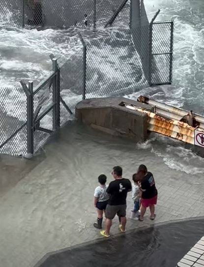 一家四口在堅尼地城加多近街與堅尼地坊新海傍交界觀浪。fb西環變幻時 Ho Man