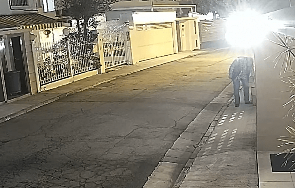 老伯把煙頭放進紙皮箱內。fb：  錦綉住客大聯盟