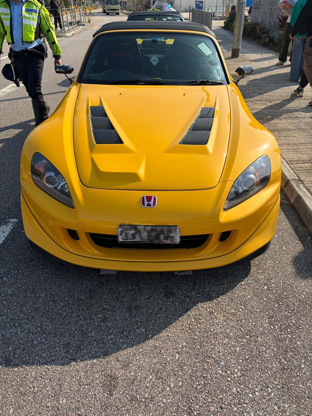 警方於屯門、元朗、吐露港公路、大美督、鹿頸路及新娘潭路一帶截查約50輛懷疑涉及非法改裝的私家車及電單車。警方提供