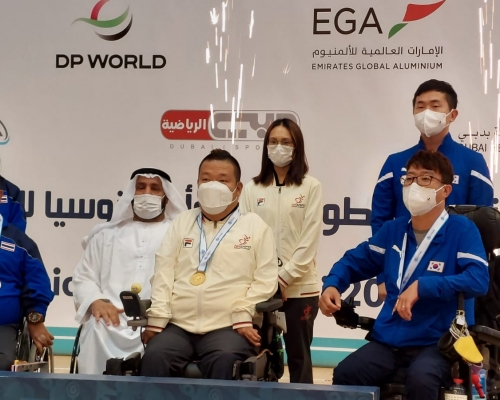 梁育荣(前排中)于男子BC4级以不败姿态封王。相片由香港残疾人奥委会暨伤残人士体育协会提供