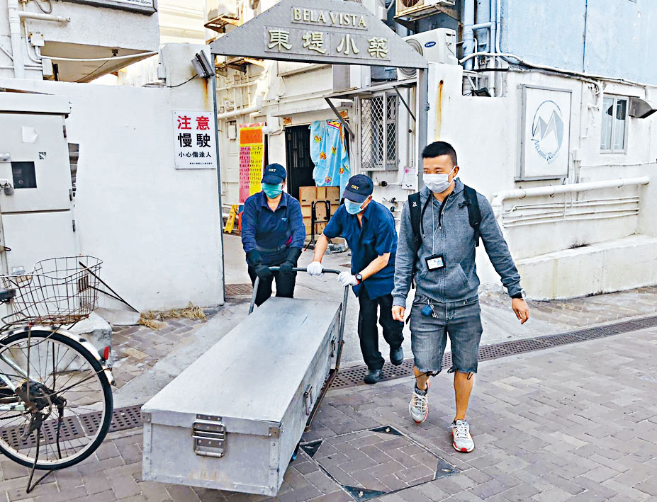 仵工到場把死者遺體舁送殮房。