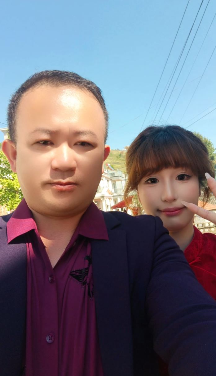 各地网友前来祝贺“戴戴”及其新娘子。