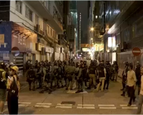 上周日尖沙嘴警署被圍警方拘捕17人。