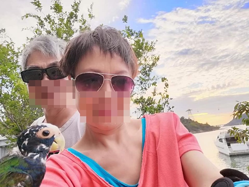 涉事婦人(前)與鸚鵡合照。網上圖片
