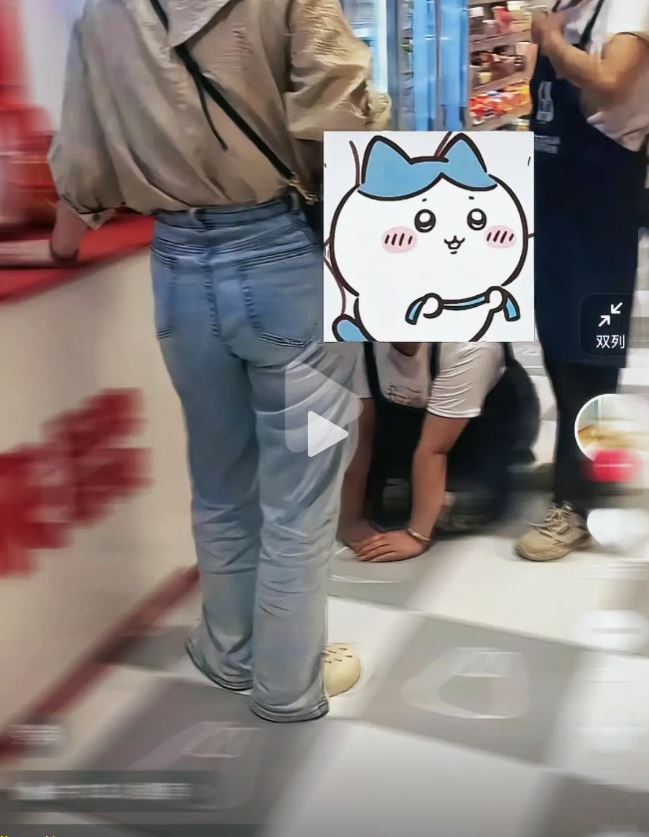 女收銀員被女顧客逼至下跪道歉，同事在旁阻止未果。新京報