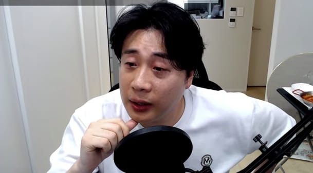 《商業之神》主持殷賢長曾被金世義攻擊，昨晚在直播中提及對方被捕，先歡呼後感觸落淚。