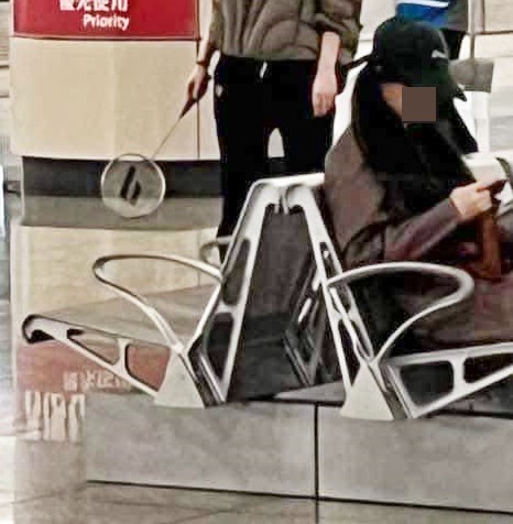 相中共有4人，包括一名於座椅上滑手機的女乘客。fb「香港交通及突發事故報料區」截圖