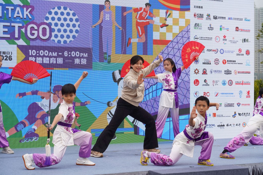 曾勇奪世錦賽金牌及亞運銀牌的武術運動員李暉（左二）率領小學生獻藝。