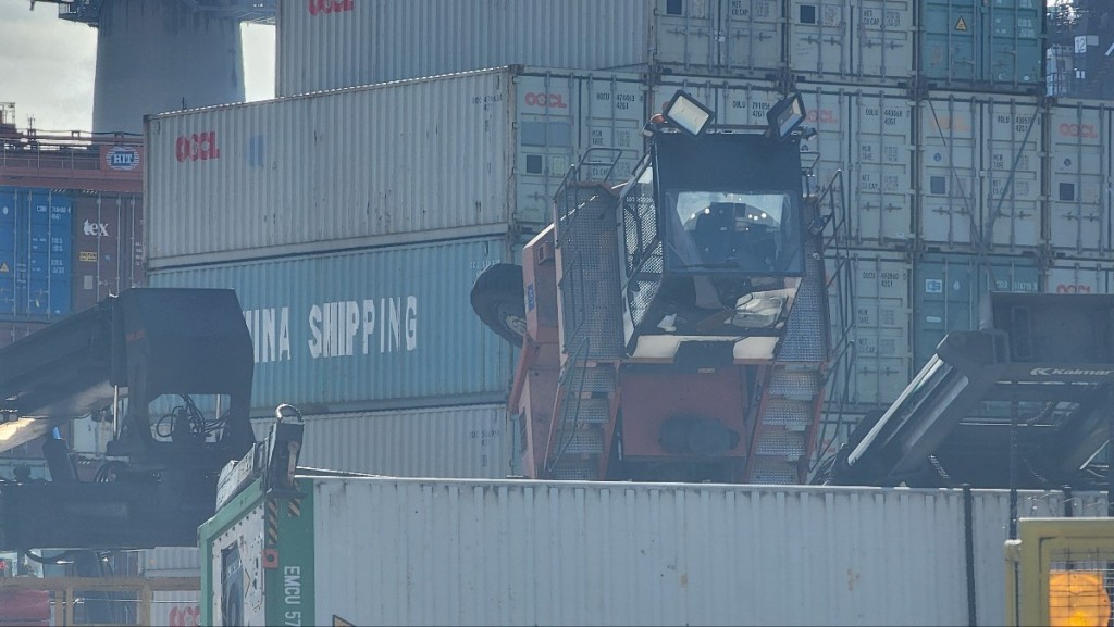 吊臂車翻側,司機一度被困駕駛艙內。黃文威攝 吊臂車翻側,司機一度被困駕駛艙內。黃文威攝