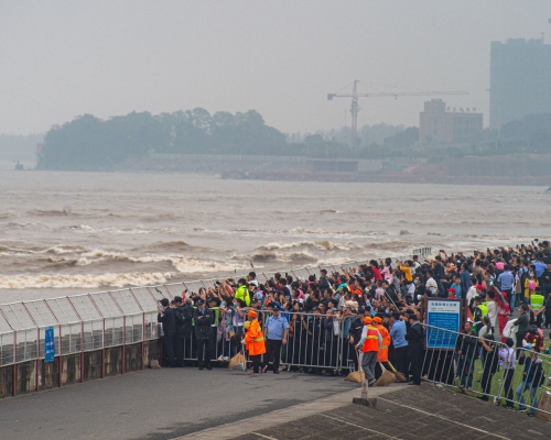 市民纷纷前往钱塘江两岸观看潮水。新华社图片