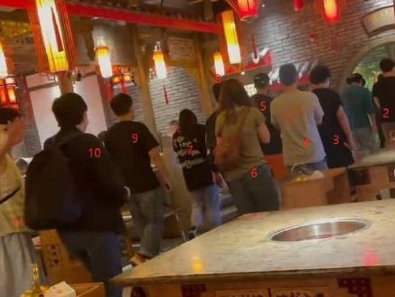 網民數著同行共11人保護城城離開，青雲則在前面。