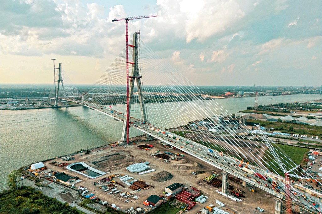 戈迪．豪跨国大桥连接加拿大安大略省温莎市和美国密歇根州底特律市。