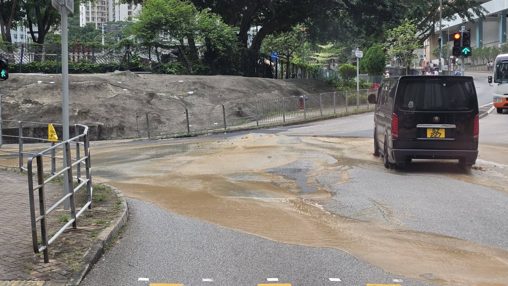 黃泥水湧出路面。FB:ChunHung Li @慈雲山資訊交流 黃泥水湧出路面。FB:ChunHung Li @慈雲山資訊交流