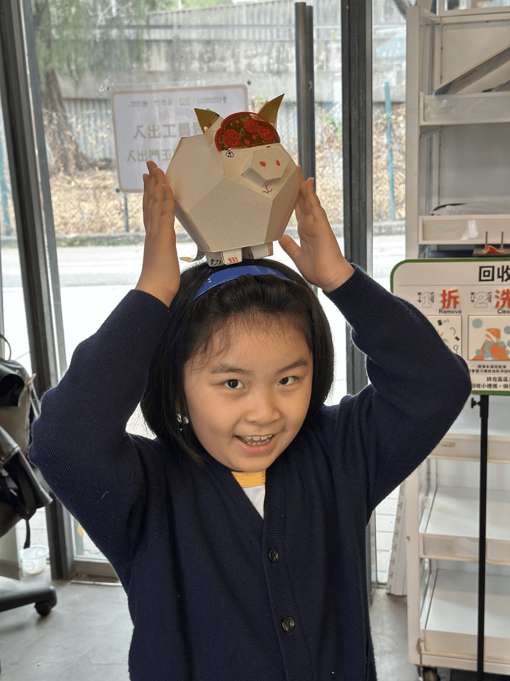 小朋友利用回收紙包盒循環再造而成的環保卡紙及舊利是封製作新春豬仔儲物罐。