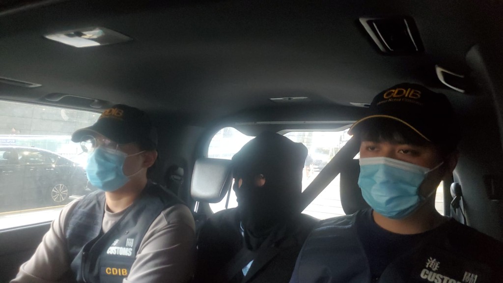 其中一名被捕男子（中）。政府新聞處圖片