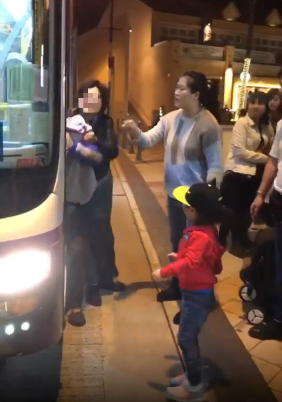 大媽與親友怒打巴士司機。巴士台 HK Bus Channel影片截圖