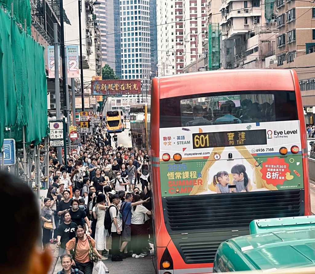 北角站外行人路逼爆。網上圖片 北角站外行人路逼爆。網上圖片