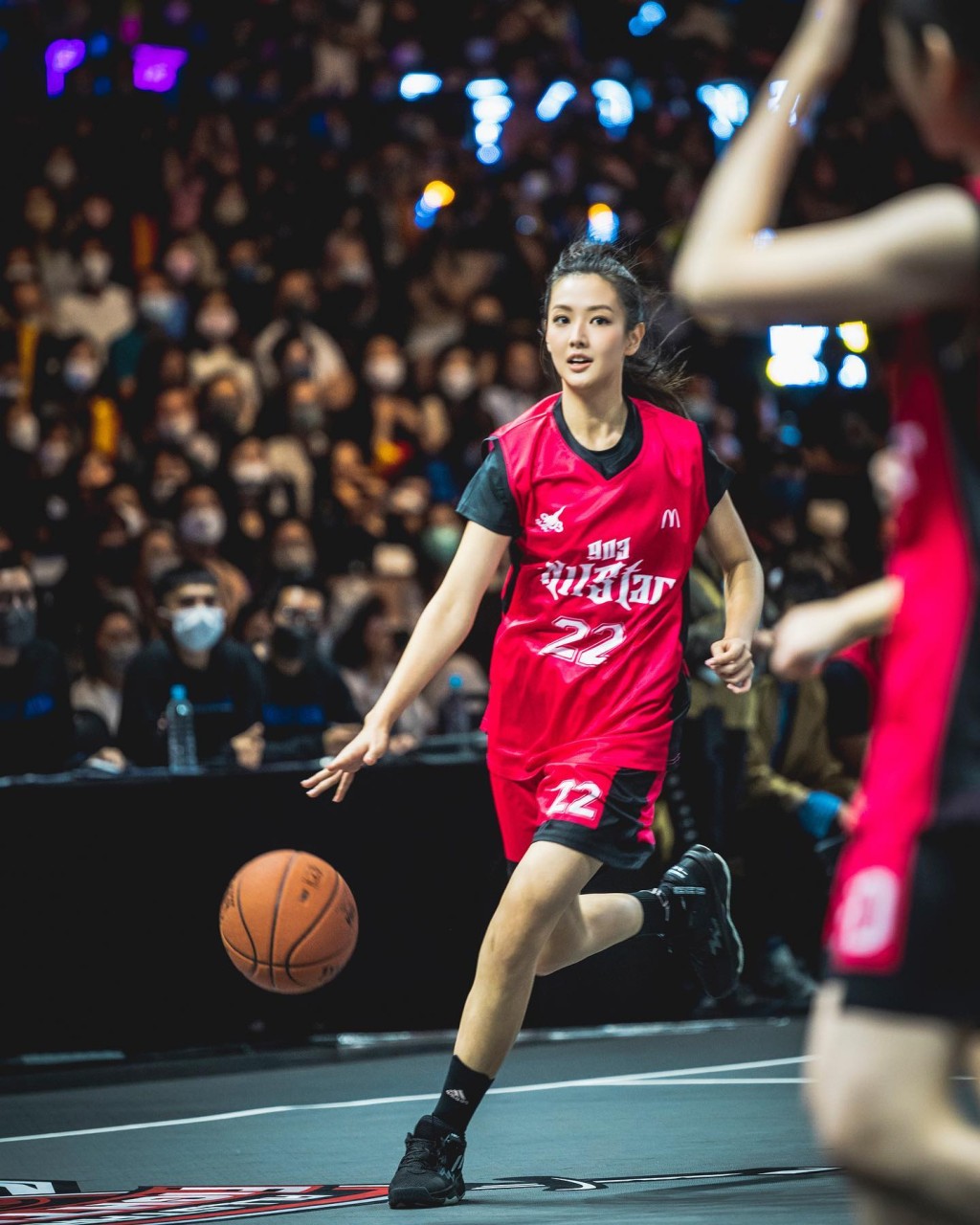 譚旻萱熱愛籃球運動。