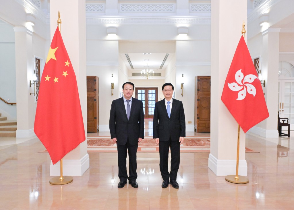 李家超指出，沪港两地关系密切，今年4月，他和上海市龚正市长共同主持沪港合作会议第6次会议，双方就15个范畴的合作方向达成共识，并签署了20份合作文件。资料图片