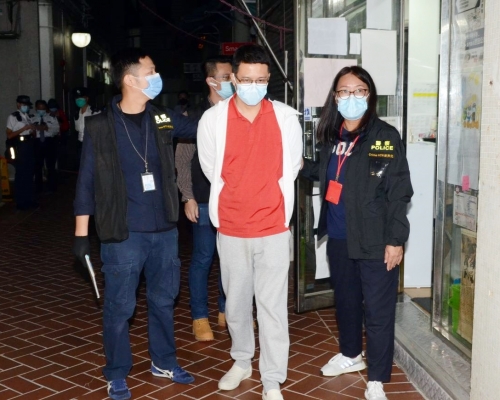 盧俊宇(紅衣男子)去年涉嫌浪費警力被捕。資料圖片